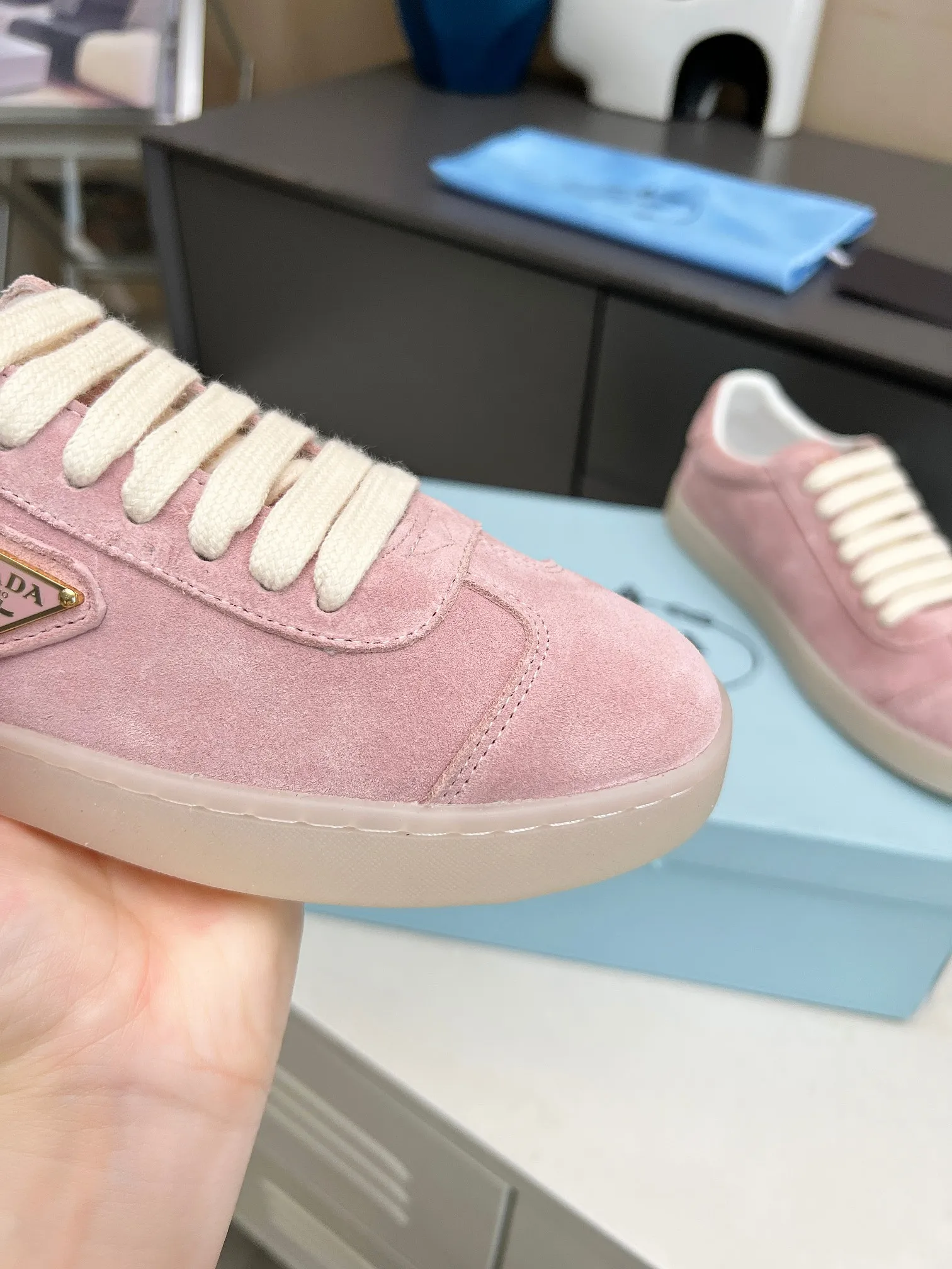 👟👟Ex-factory price 480👟👟 2024 Prada/Prada "couples" metal logo decorated Lane leather sneakers. This sneaker is fashionable and simple, showing the full integration of minimalist style and sports personality. Easy to wear and durable, artistic retro style. Leather material: original imported cowhide. Lining: sheepskin lining. Shoe logo: enamel-coated triangular metal logo. Size: 35-45 (female 41, male 45, custom-made, non-returnable).